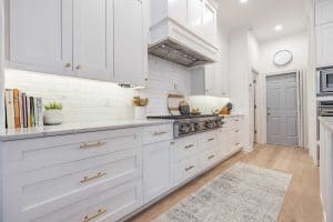 Shaker white frameless solid wood kitchen cabinet with quartz countertop and modern appliances, showcasing a clean and elegant design.